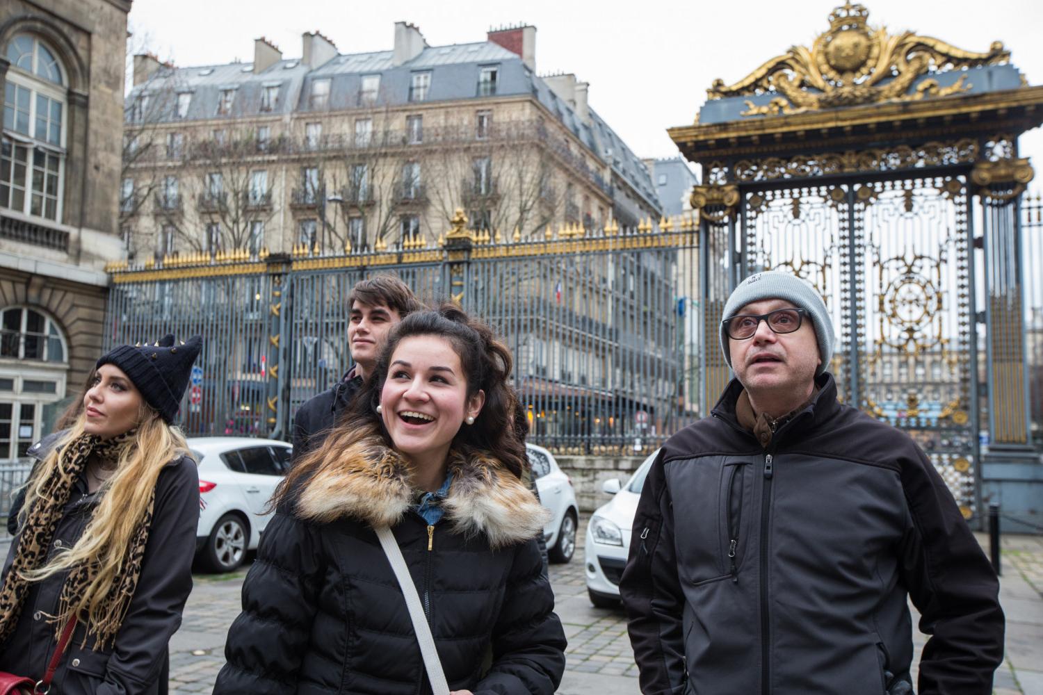 <a href='http://y1we.hhvp.net'>博彩网址大全</a> French Professor Pascal Rollet leads students on a study tour in Paris.